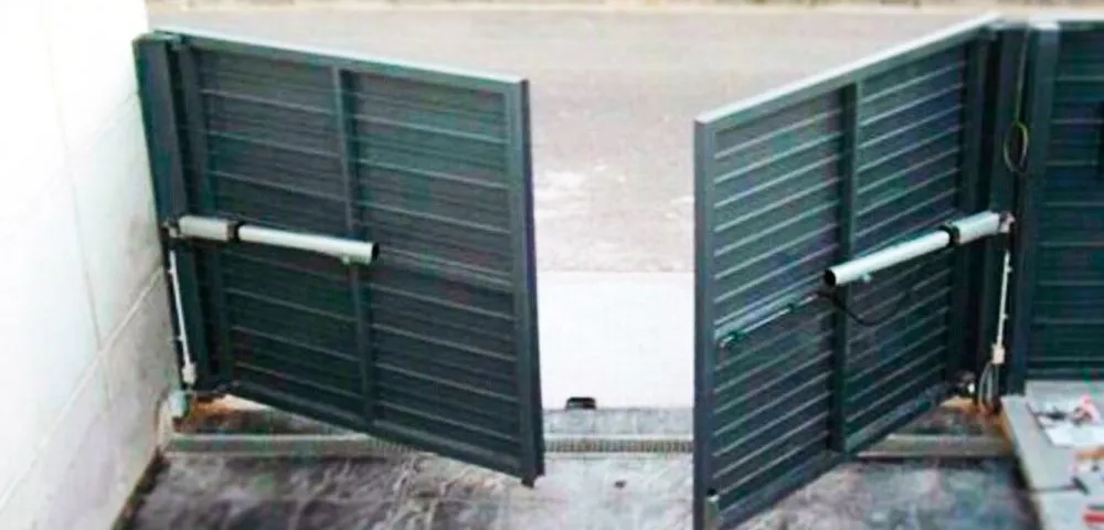 puerta batiente residencial puertas comerciales merino 1 1000x480 - Reparación Mantenimiento Puertas Garaje Batientes Barcelona Valencia Madrid Alicante