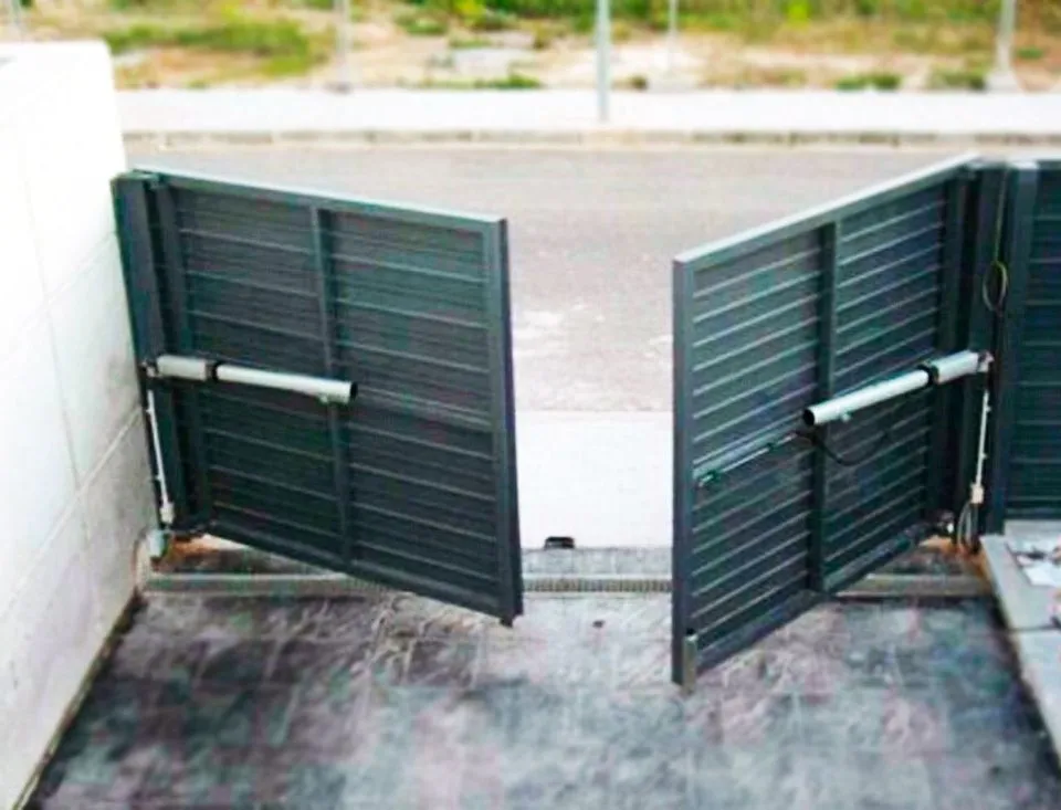 puerta batiente residencial puertas comerciales merino 1 960x733 - Reparación Mantenimiento Puertas Garaje Batientes Barcelona Valencia Madrid Alicante