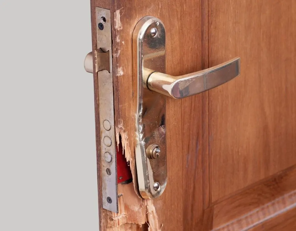 Como reparar puertas de seguridad 960x750 - ¿Cómo reparar puertas de seguridad?