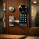 Puerta de entrada moderna de madera oscura con tecnología avanzada; Cuales son las tendencias actuales en puertas de entrada seguras para el hogar.