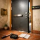 Entrada de apartamento en Barcelona con puerta blindada, herramientas y un ambiente cálido. Donde puedo comprar puertas blindadas con instalacion incluida en Barcelona.