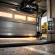 Interior de un garaje suburbano con puerta automatizada cerrándose; ideal para saber dónde comprar puertas de garaje automatizadas en Madrid.