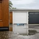 Fila de puertas de garaje recomendadas para climas húmedos, con texturas y colores que reflejan un ambiente costero.