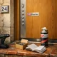 Puerta blindada de madera de roble en Barcelona, herramientas de instalación y ambiente seguro. Buscar servicios de instalacion de puertas blindadas en Barcelona.