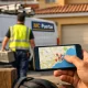 Primer plano de una mano sosteniendo un smartphone mostrando un mapa; busca "Donde puedo encontrar reparadores de puertas de garaje especializados cerca de mi ubicacion".