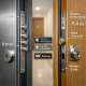 Cuales son las ventajas de instalar una puerta acorazada frente a una blindada: dos puertas reforzadas con cerraduras