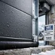 Puerta seccional aislada en casa pirenaica nevada, con sellos y herrajes resistentes: Que puerta de garaje es mejor para climas extremos en Espana
