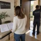 Propietario e instalador revisan presupuestos junto a una puerta de alta seguridad; Cuales son los proveedores mas confiables de puertas de alta seguridad en Espana