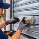 Cerrajero reparando cerradura metalica 80x80 - Instalación y Cambio de Cerradura para Persianas