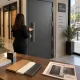 Puerta acorazada gris en exposiciu00f3n, con muestras y catu00e1logo; Donde puedo comprar puertas acorazadas en Espana.